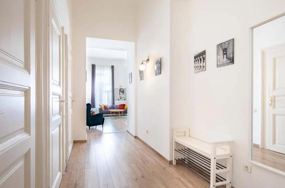 Apartment Cityscape Budget Riverside