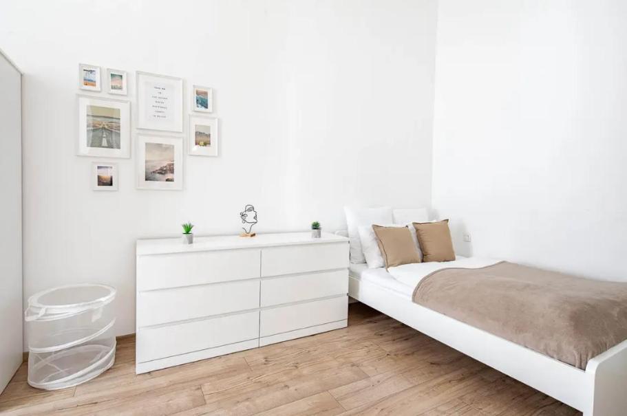 Cityscape Budget Riverside Apartment *