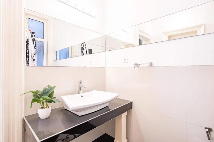 Apartment Cityscape Budget Riverside *